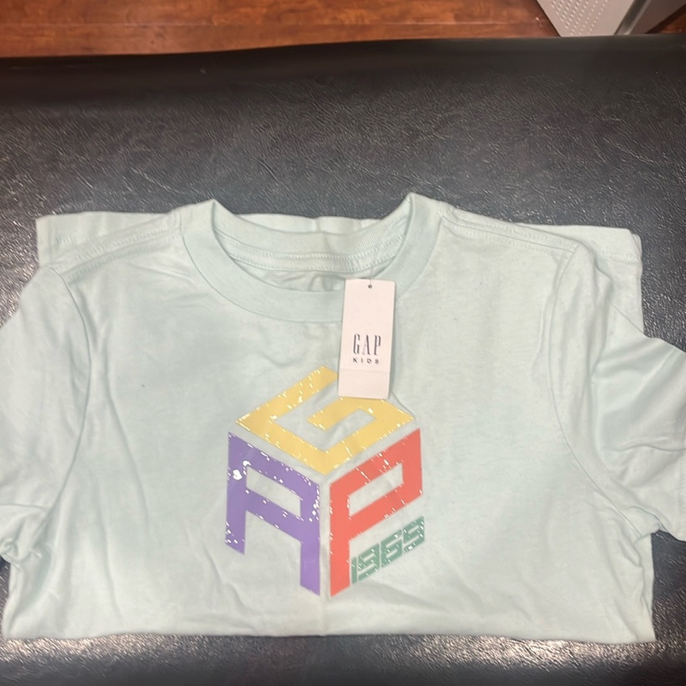 Gap kids NWT T-shirt. Unisex style. Green in color size S 6-7